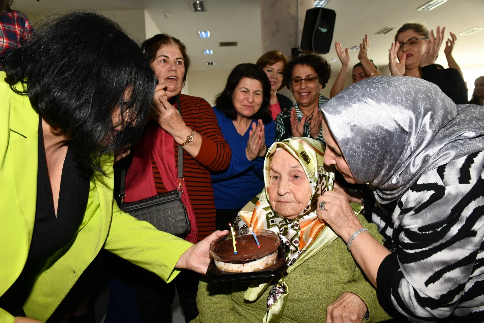 İzmir’de 103 Yaşındaki Hüsniye Teyze’nin Doğum Günü Kutlandı.