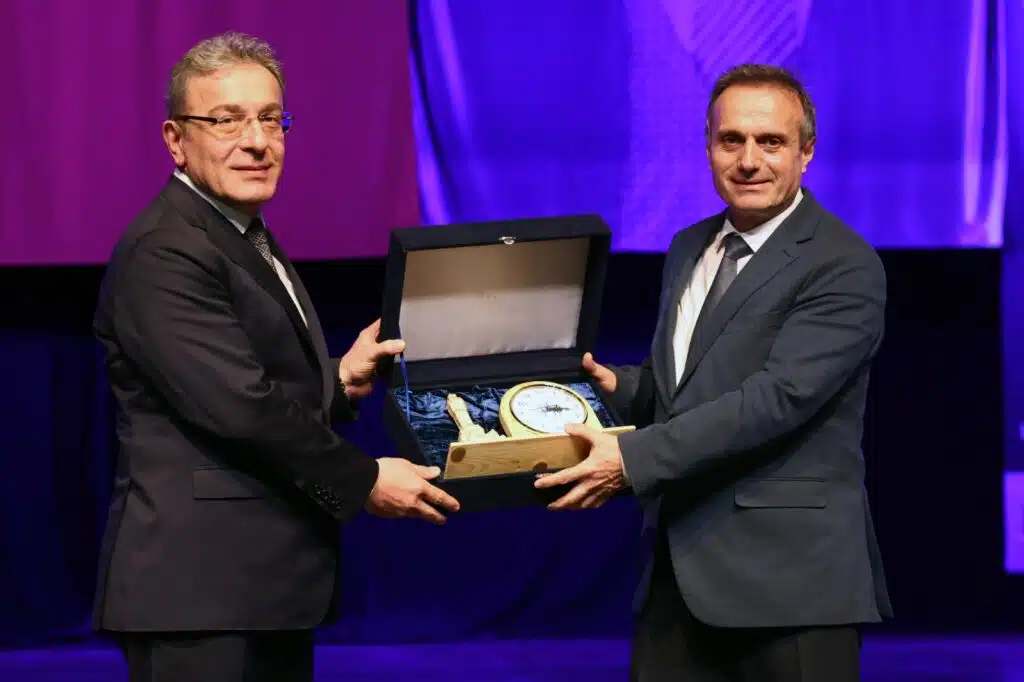 Rektor Yilmaz Turkiye Ilac ve Tibbi Cihaz Kurumu TITCK Baskani Prof. Dr. Ahmet Ayara katilimindan dolayi hediye takdim etti - Reçete Haber